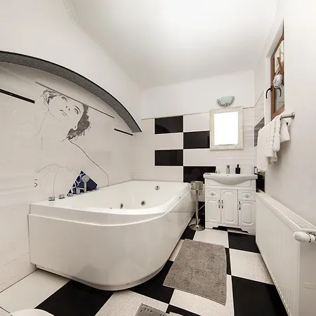 Pensión Zira - Authentic In Old Town 3*