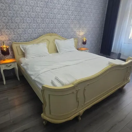 Zira - Authentic In Old Town