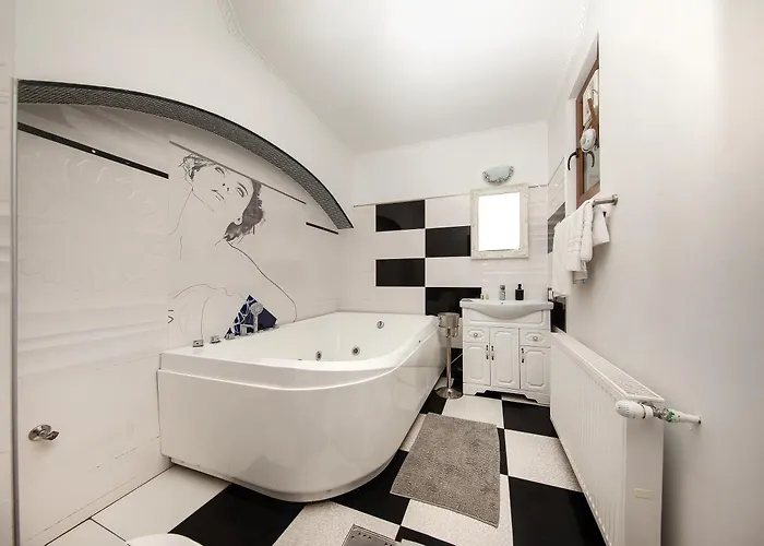 בית הארחה Zira - Authentic In Old Town 3*